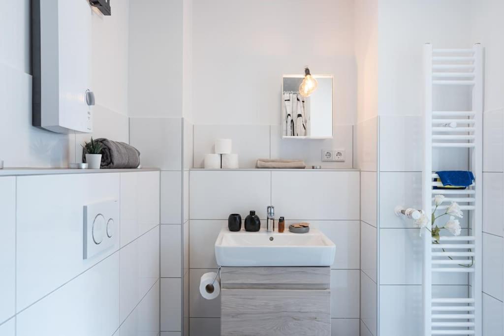 - Nice New York Apartment In The Heart Of Duisburg - Betten & Sofa - 5 Mins Central Station Hbf - Big Tv & Wifi - Extérieur photo