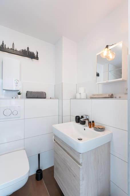 - Nice New York Apartment In The Heart Of Duisburg - Betten & Sofa - 5 Mins Central Station Hbf - Big Tv & Wifi - Extérieur photo